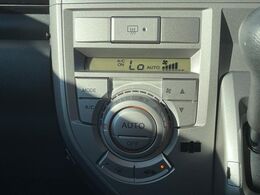 【オートエアコン】一度お好みの温度に設定すれば、車内の温度を検知し風量や温度を自動で調整。暑い…寒い…と何度もスイッチ操作をする必要はありません。快適な車内空間には必須の機能ですね♪