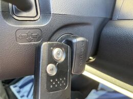 【Hondaスマートキー】カバンやポケットに入れたままでもドアの施錠・解錠が可能なスマートキーを装備。エンジンのオン・オフ時もカギを取り出す必要が無いからとっても便利です♪