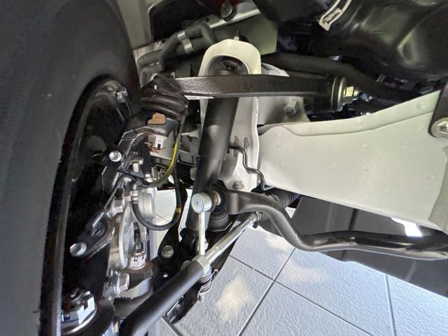 お車を安心してお乗りいただく為には、足回りの定期点検が欠かせません。サービスサポート（有償保証）では無料点検もご提供しており、安心のカーライフをお過ごしいただけるサポート体制が整っています。