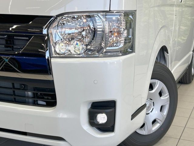 【LEDヘッドライト】悪天候や夜間走行時も良好な視界を確保し安心して運転できる高輝度LEDヘッドライトを装備！点灯速度が早く、消費電力も抑えられています。