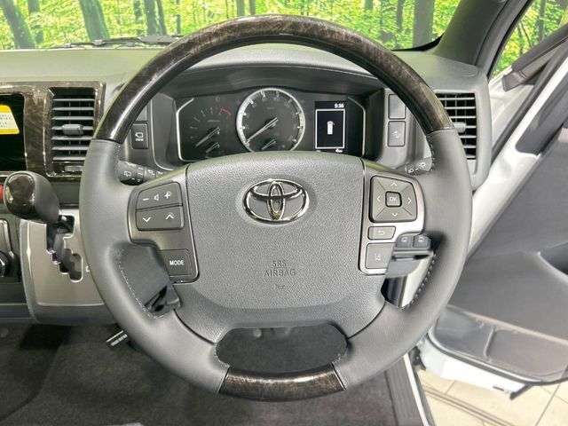 インテリアに合わせたデザインのステアリングは、運転される方のことも考え、運転しやすい形状、大きさです。是非一度、実際に触ってお確かめください。