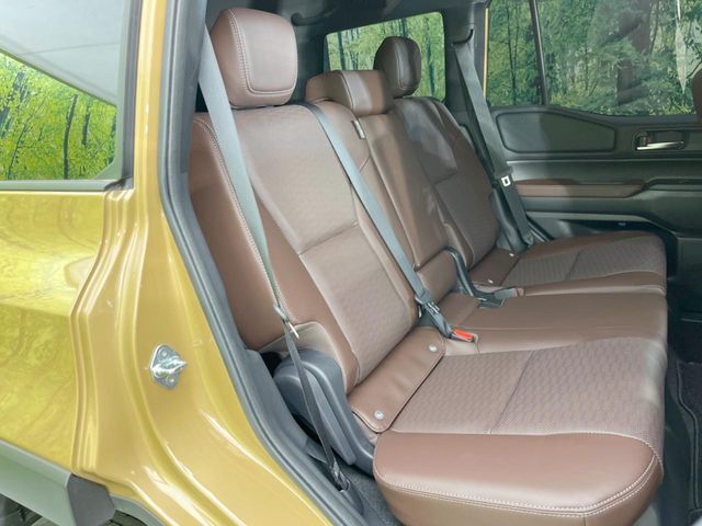 後部座席も気になるようなキズ・汚れやへたり等、大きなダメージはなく、良好な状態です。