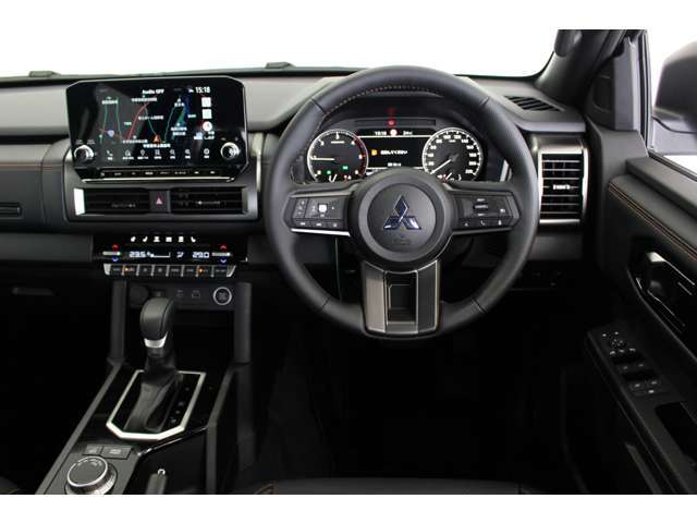 運転席はドライバーの居心地や運転の快適性を左右する大切な場所です。こちらの車はインパネシフトのお車です。クリーニング済みで汚れがないので気持ちよく使用して頂けます。