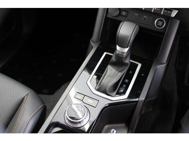 フロアシフト　4WDセレクター/ドライプモードセレクター装備