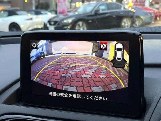 【バックカメラ】駐車時に後方がリアルタイム映像で確認できます。大型商業施設や立体駐車場での駐車時や、夜間のバック時に大活躍！運転スキルに関わらず、今や必須となった装備のひとつです！