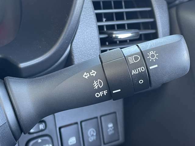 ◆【オートライト（AUTO）】外の明るさをシステムが感知して、自動でヘッドライトが点灯します！ヘッドライトをつけ忘れを防ぐ便利機能です。
