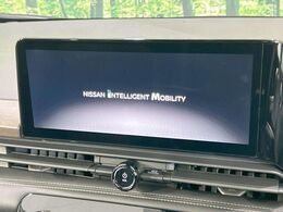 【メーカー純正12.3型ナビ】インテリアに溶け込むスタイリッシュな「専用設計」メーカーナビを装備♪視認性や操作性など基本性能にも優れ、より上質なカーライフをお楽しみいただけます。