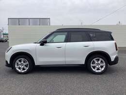 ご納車前には、MINIを熟知したメカニックによる100項目の点検・整備を行います。不具合箇所、交換時期に達している部品に関しましては、全て当社負担で交換してからのご納車となります。