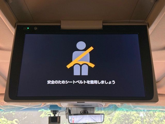 【フリップダウンモニター】大画面モニターで後席でもエンタメをお楽しみいただけます。小さなお子様にも大人気の装備です♪