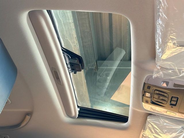 【サンルーフ】開放感たっぷりの希少装備、サンルーフが装着されています！車内に明かりを取り入れたり景色を楽しむ以外にも、車内の空気も簡単に換気できて快適です！