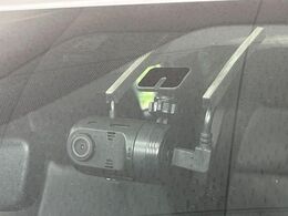 【ドライブレコーダー】安心・安全なカーライフに必須のドライブレコーダーを装備！走行中はもちろん、あおり運転や事故に遭遇した際の状況も映像で記録し、万一のリスクに備えます。