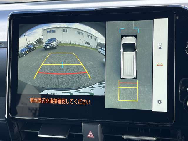 【全周囲カメラ】カメラが右も左にも前にも付いているのですから。クルマの真上から擬似的に自分のクルマを俯瞰して見られるから、駐車枠や隣のクルマなど周囲との位置関係がとてもよくわかり、駐車しやすいです。