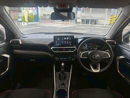 アイポイントも高く見渡しの良い視界を確保しています。長距離のドライブでも疲れにくく快適に運転できます。