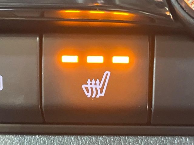 【シートヒーター】寒い日に重宝するシートヒーター！エアコンより早く温まってくれるので寒がりの人も安心ですね♪エアコンの温風は乾燥するから苦手、という方にもをおすすめです。