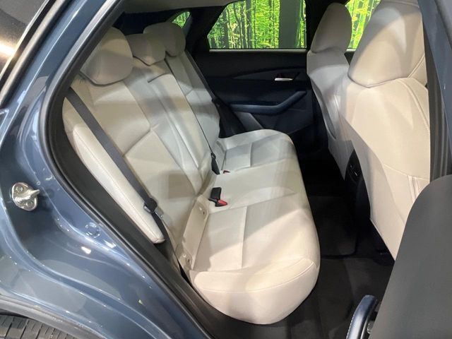 後部座席も気になるようなキズ・汚れやへたり等、大きなダメージはなく、良好な状態です。