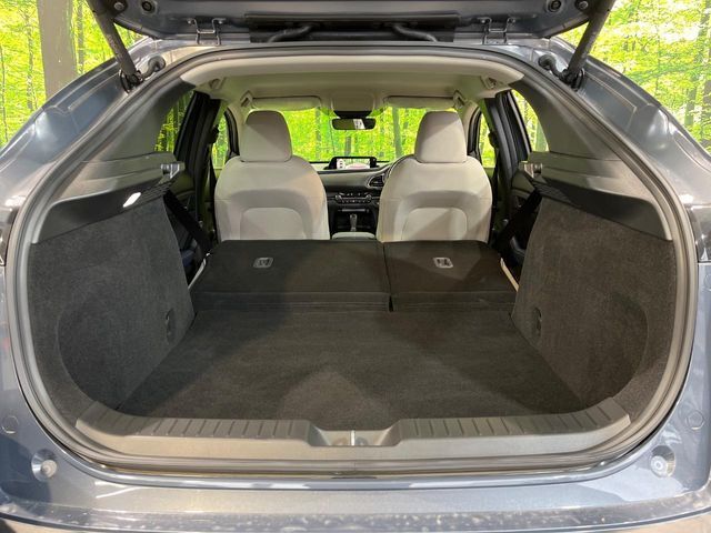 普段のお買い物や通勤、送迎等に十分な荷室スペースを確保しております。セカンドシートを倒すと、大きな荷物の積載も可能です♪