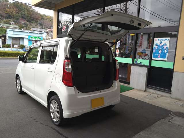 バックドア跳ね上げ式で雨の日も安心して荷下ろしができます。