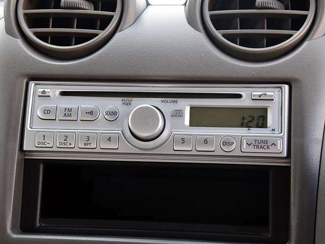 シンプルなCDラジオです。