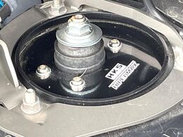 【車高調】車高が低くなり、スタイリッシュな見た目となっております。車両の重心が下がる事で、走行時の安定性も向上します♪