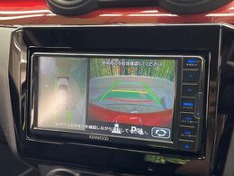 【全方位モニター】前後左右のカメラの映像をモニターに表示。真上から見ているような視点で周囲を確認できます。