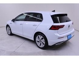 営業時間は、平日9時30分から18時00分、土日祝日9時から17時30分となります。毎週水曜日と毎月第2火曜日は定休日となります。