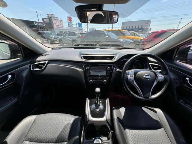 【室内】コックピット。車内もキレイで嫌な臭いもありません！ご納車後の臭いが付きにくくなる「空気触媒コーティング」もあります。