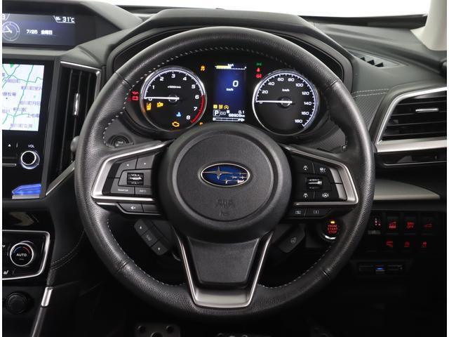 コンパクトで操作性の優れたハンドル！左側にはオーディオ操作スイッチ！右側にはクルーズコントロールスイッチが装備！
