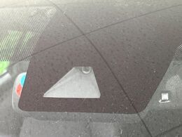 【トヨタセーフティセンス】走行中に前方の車両等を認識し、衝突しそうな時は警報とブレーキで衝突回避と被害軽減をアシスト。より安全にドライブをお楽しみいただけます。