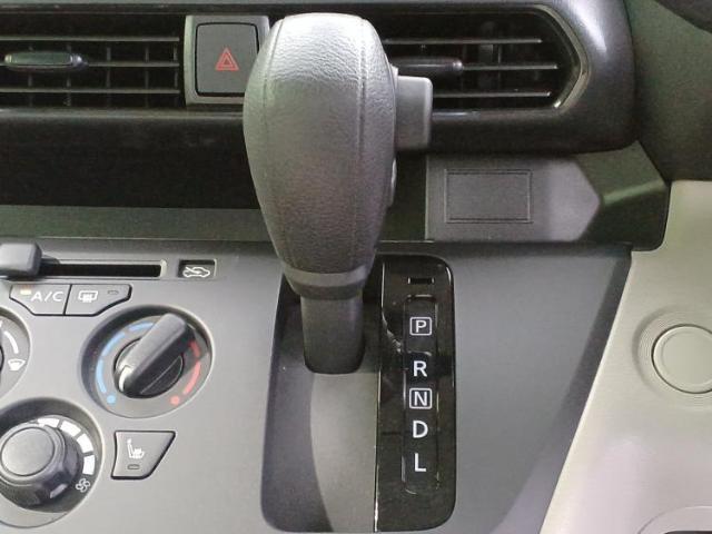 WECARSの展示場では実際に見て、触ってお車をお選びいただけます！知識の豊富な営業スタッフが様々なカーライフをご提案いたします！