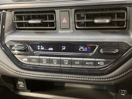 【オートエアコン】一度お好みの温度に設定すれば、車内の温度を検知し風量や温度を自動で調整。暑い…寒い…と何度もスイッチ操作をする必要はありません。快適な車内空間には必須の機能ですね♪