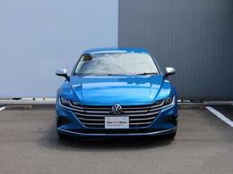 LEDマトリクスヘッドライト「IQ.LIGHT」を装備。フロントカメラで対向車や先行車を検知してLEDを個別で自在に点灯消灯の制御をし、最適な配光を可能にしたヘッドライトシステムでございます。