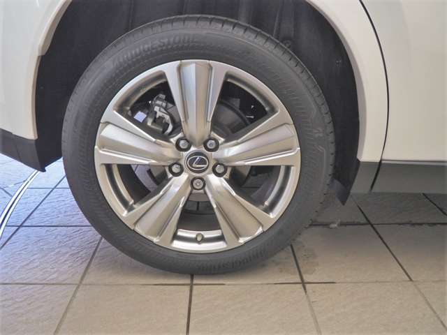 車もおしゃれは足元からですね　♪　アルミホイールでバッチリ決まってます！