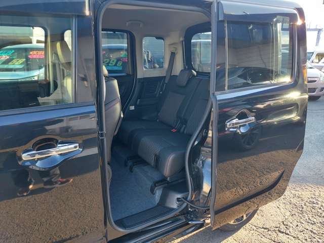 後席もゆったりお座りいただけます♪