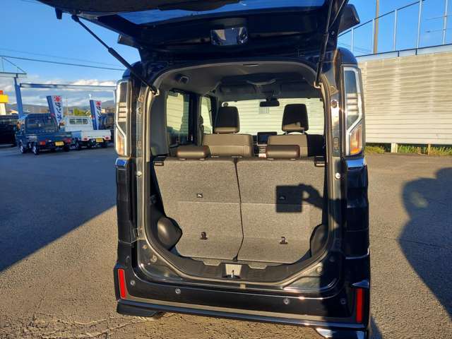 後席を倒すと荷室が更に広くなります！