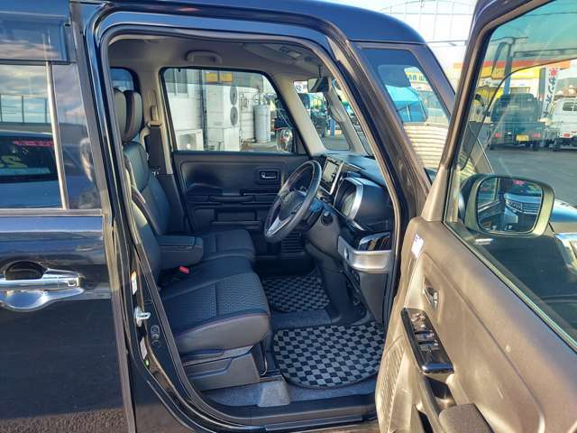 ベンチシートで室内広々！開放感もいいですね☆