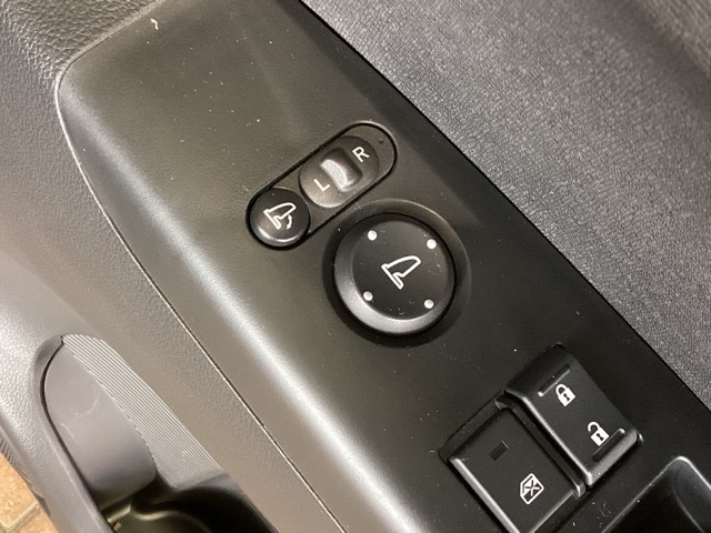 狭い駐車場で便利な電動格納ドアミラーが付いています。