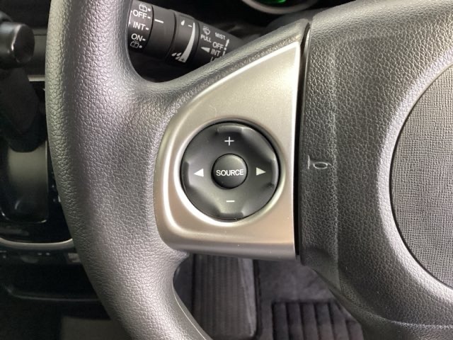 ステアリングにオーディオ操作スイッチが付いています。オーディオ画面に直接タッチしなくても操作が出来ますので、運転に集中できます。