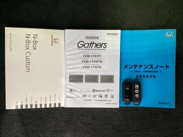 スマートキーは鍵をバッグに入れたままでもドアロックの開閉やエンジンのON・OFFができます。夜間や雨の日も鍵を探さなくて良いので便利です。
