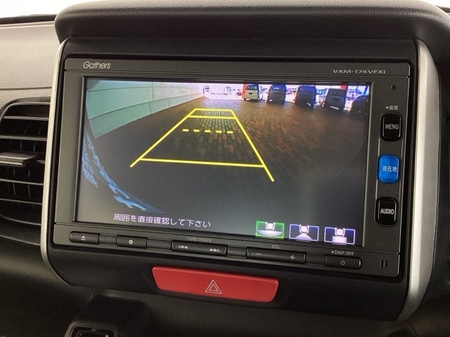 リバースギアに入れるだけで後方の表示へ切り替わります。夜間や雨の日の駐車も楽になりますよ。