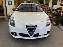 当店ではお客様に気持ちよくお乗り頂ける様、内装清掃及び外装も磨きピカピカに仕上げてして納車させて頂いております。