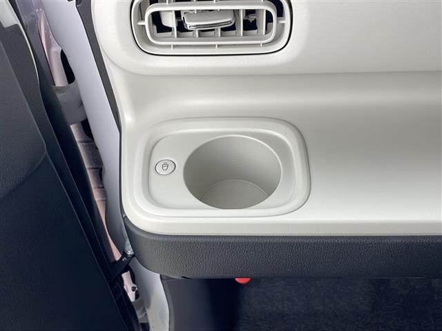 【ドリンクホルダー】長時間のドライブを快適に過ごすために、必須の車内アイテムですね。