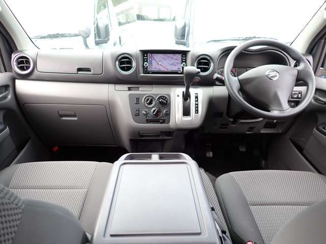 運転席エアバッグ/ABS/キーレス/イモビライザー/電動格納式ドアミラー/VDC（横滑り防止機能）/フロントエアコン＋リヤクーラーが装備されています。