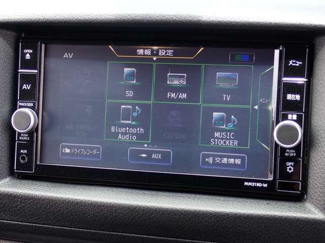 純正SDナビゲーション（MM319D-W）が装備されています。DVDビデオ＆CD再生＋フルセグTV視聴が可能です。Bluetooth対応です。