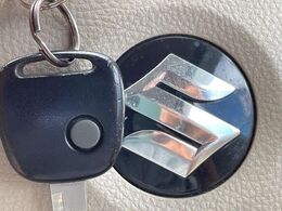 【キーレス】少し離れた場所からでもボタン一つでドアの開錠・施錠ができるのでとっても便利！ドアの鍵穴周りに傷をつけることもありません♪