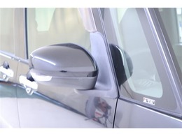 周りの車に、「ウインカー＆ハザード」を気付いてもらえる装備です。安全性とドレスアップを両立するうれしい装備です！