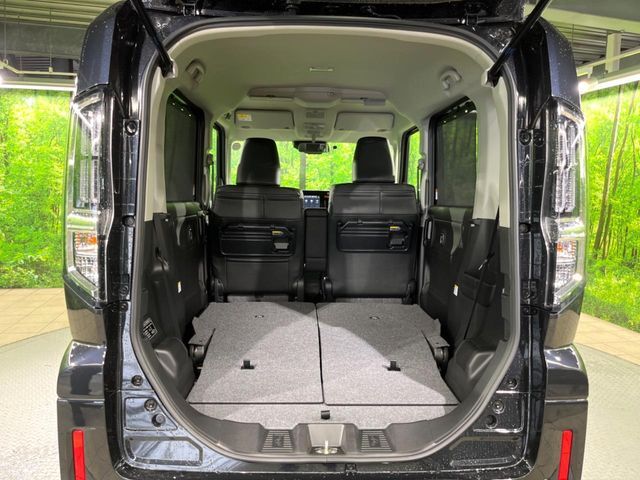 後席を格納すると、これだけの広さが！シーンに合わせたシートアレンジで、大きな荷物も積むことが出来ます♪