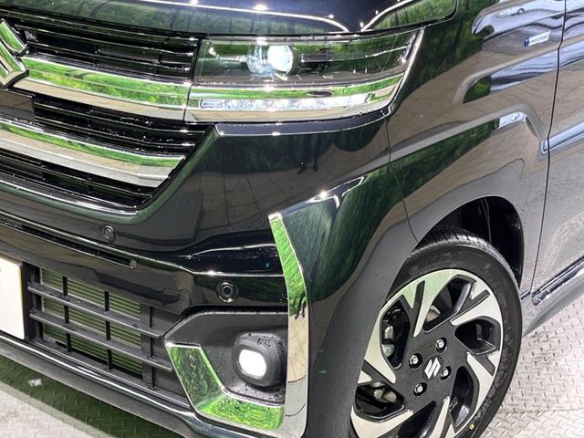 【LEDヘッドライト】悪天候や夜間走行時も良好な視界を確保し安心して運転できる高輝度LEDヘッドライトを装備！点灯速度が早く、消費電力も抑えられています。
