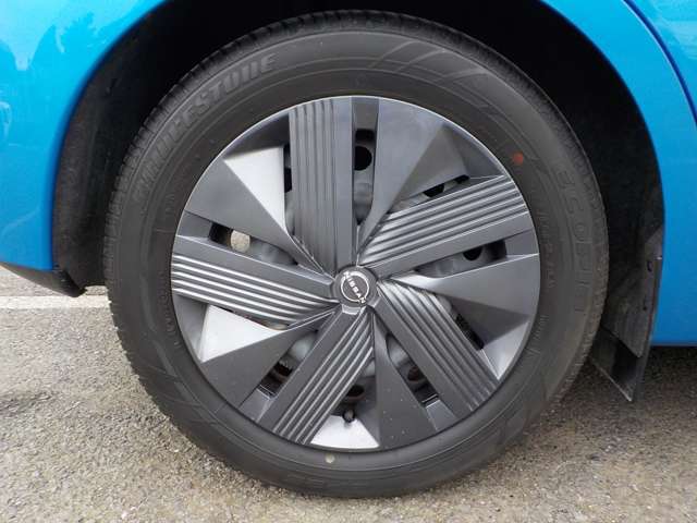 足元を引き締める純正フルホイ-ルカバ-付きです。タイヤサイズは、185/60R16です。