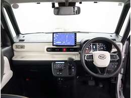 デザインもよく、居心地のよい運転席ですね。分かりやすいスイッチ類ですから操作もしやすく運転をサポートします。ぜひご来店いただき、実際にお座りいただいてステアリングを握ってみてください！