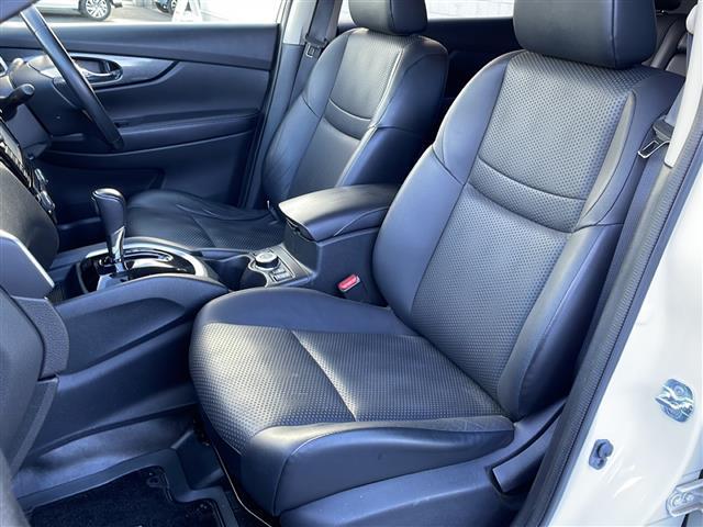 【助手席・運転席】 大人二人が乗ってもフロント席は広々空間です！